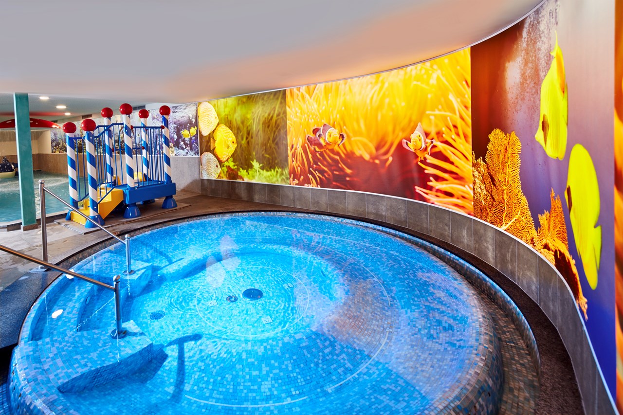 Feldhof DolceVita Resort Saunen und Bäder im Detail Whirlpool 34 °C im Family-Spa