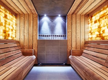 Feldhof DolceVita Resort Saunen und Bäder im Detail Salzsteinsauna mit Soleinhalation 50 °C