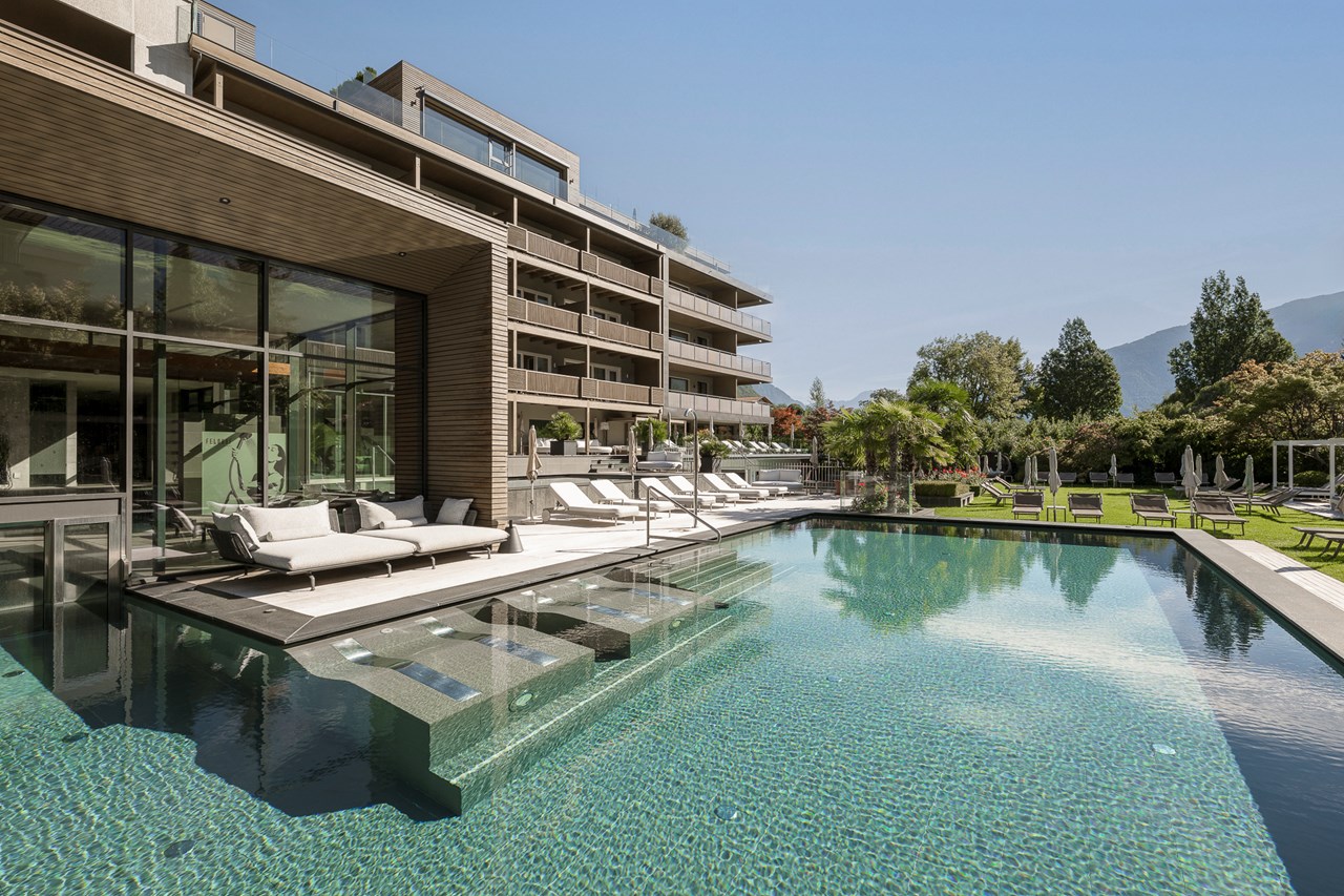 Feldhof DolceVita Resort Saunen und Bäder im Detail Freibad 32 °C im Garten