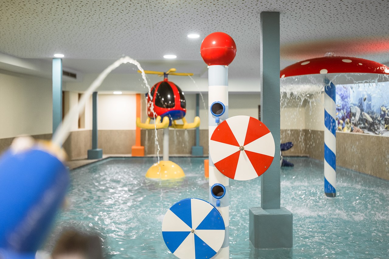 Feldhof DolceVita Resort Saunen und Bäder im Detail Kinder-Erlebnishallenbad 34 °C mit Wasserspielen und Rutsche