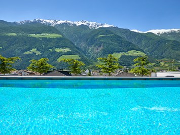 Feldhof DolceVita Resort Saunen und Bäder im Detail Sole-Schwimmbecken 34 °C im Sky-Spa