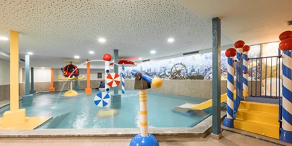 Wellnessurlaub - Babysitterservice - Kinder-Erlebnishallenbad 34 °C im Family-Spa - Feldhof DolceVita Resort
