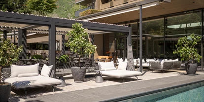 Wellnessurlaub - Babysitterservice - Lounge am Pool  - Feldhof DolceVita Resort