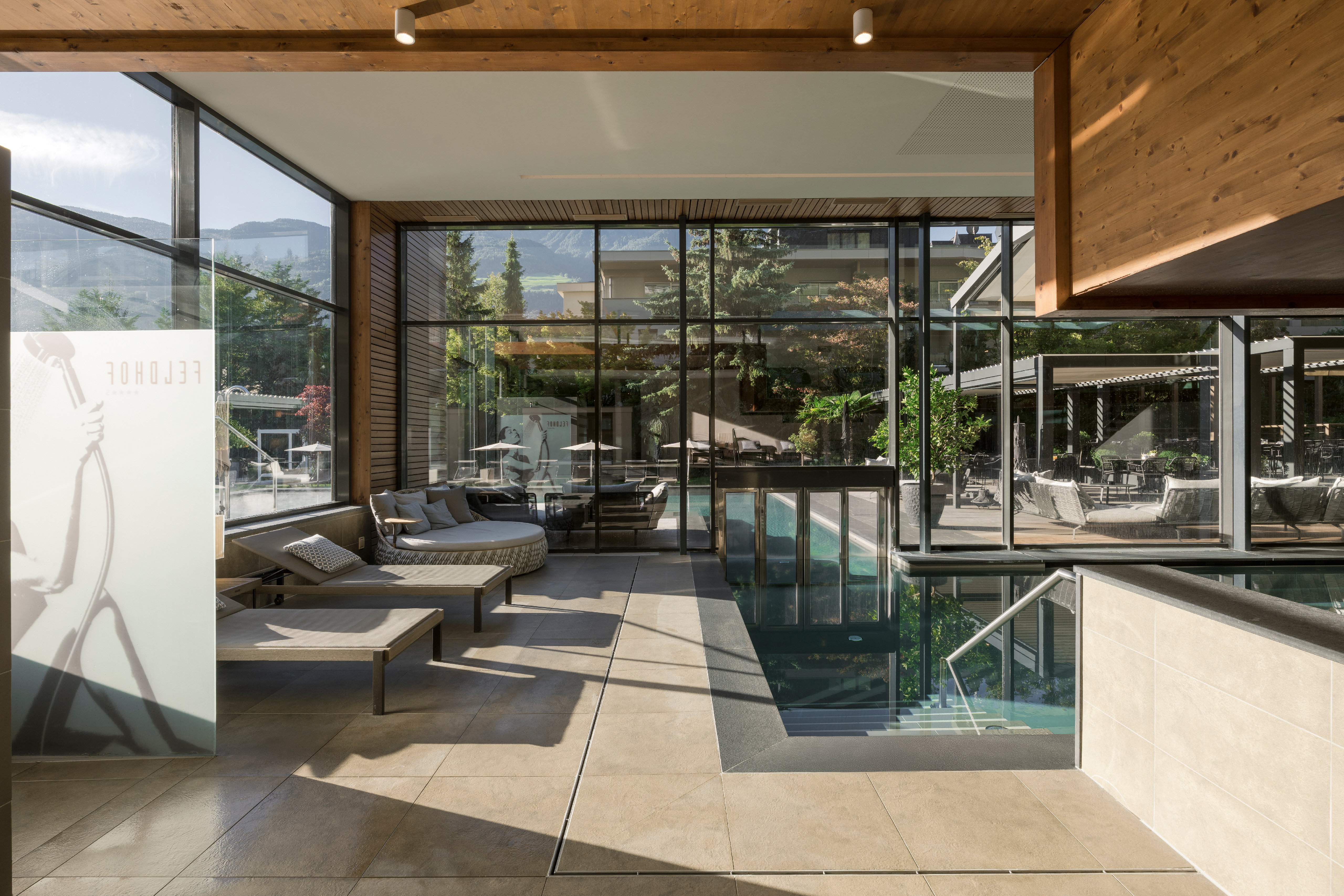 Wellnessurlaub - FKK-Pool - Beheiztes Hallenbad mit Schwimmschleuse zum Freibad - Feldhof DolceVita Resort