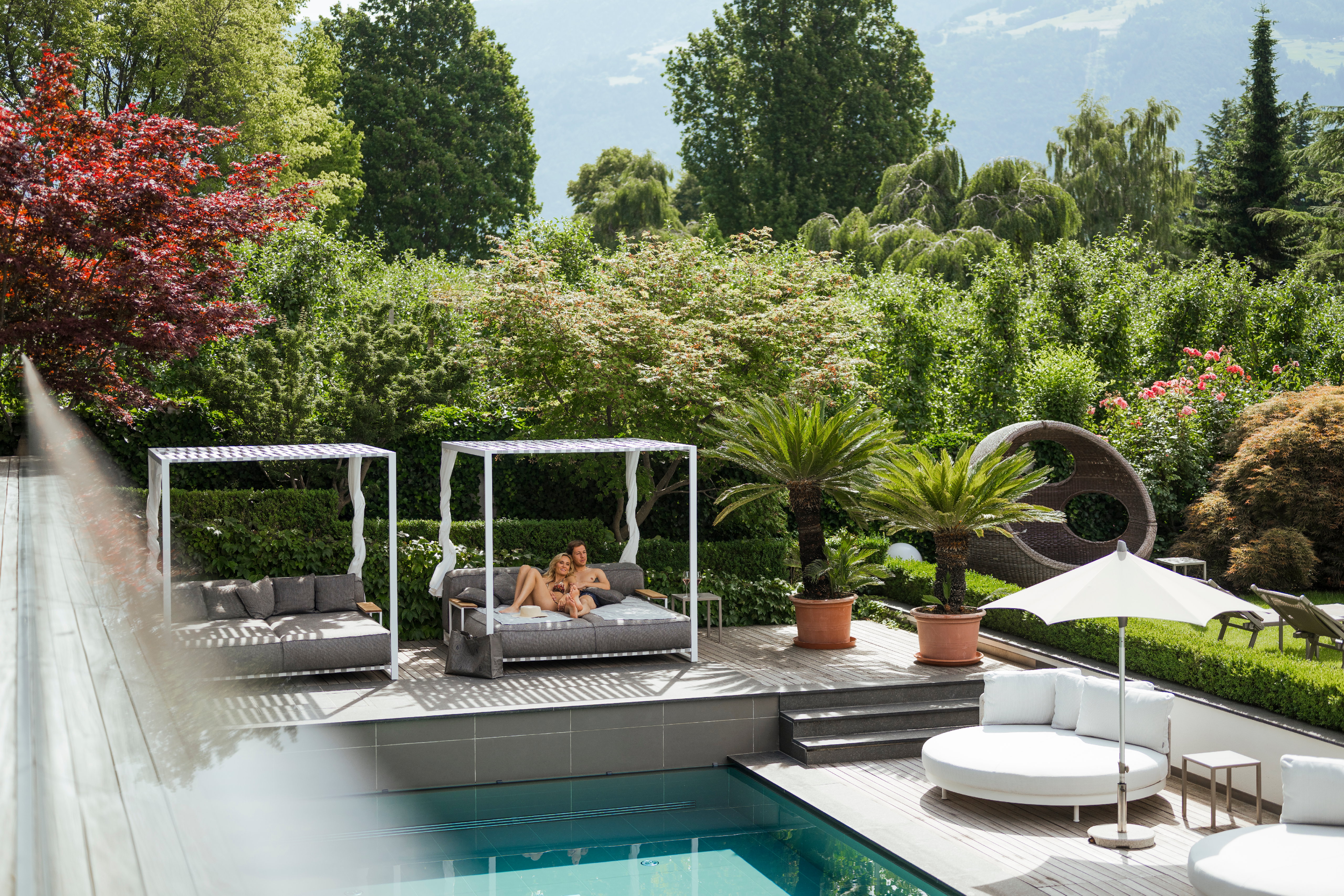 Wellnesshotel: Daybeds und Cabanas im mediterranen Garten - Feldhof DolceVita Resort