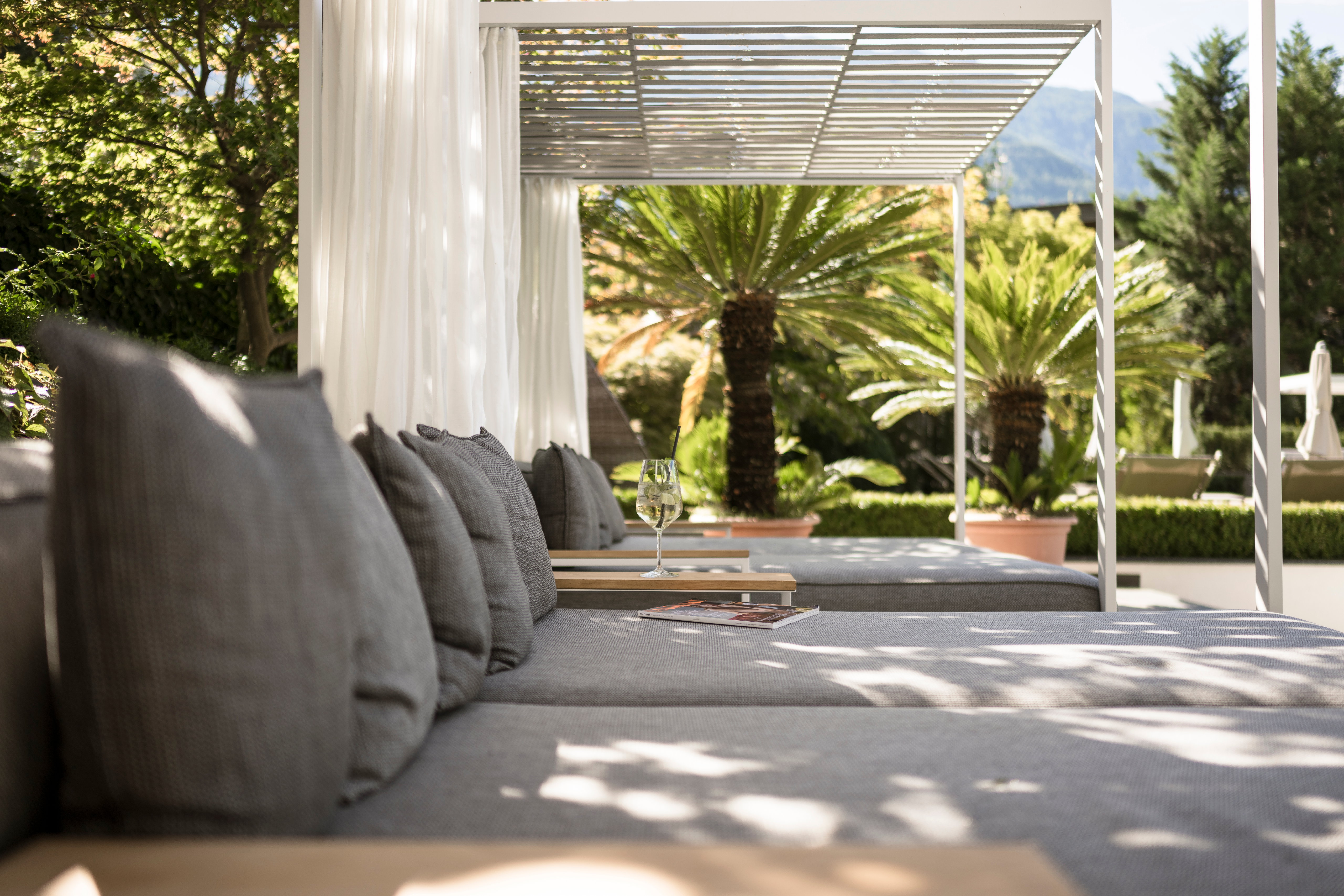 Wellnesshotel: Daybeds und Cabanas im mediterranen Garten - Feldhof DolceVita Resort