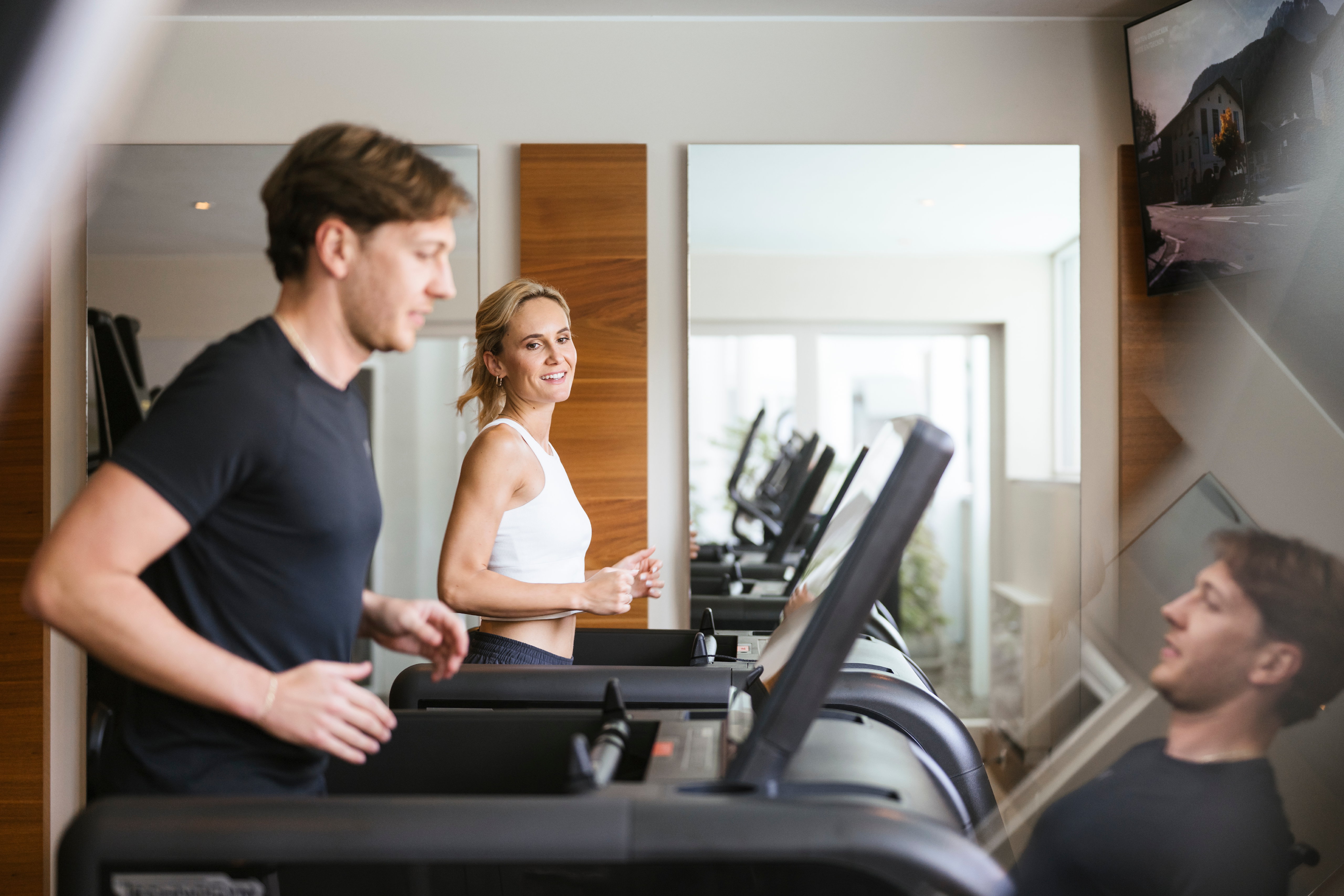 Wellnesshotel: Moderner Fitnessraum mit Technogymgeräten - Feldhof DolceVita Resort