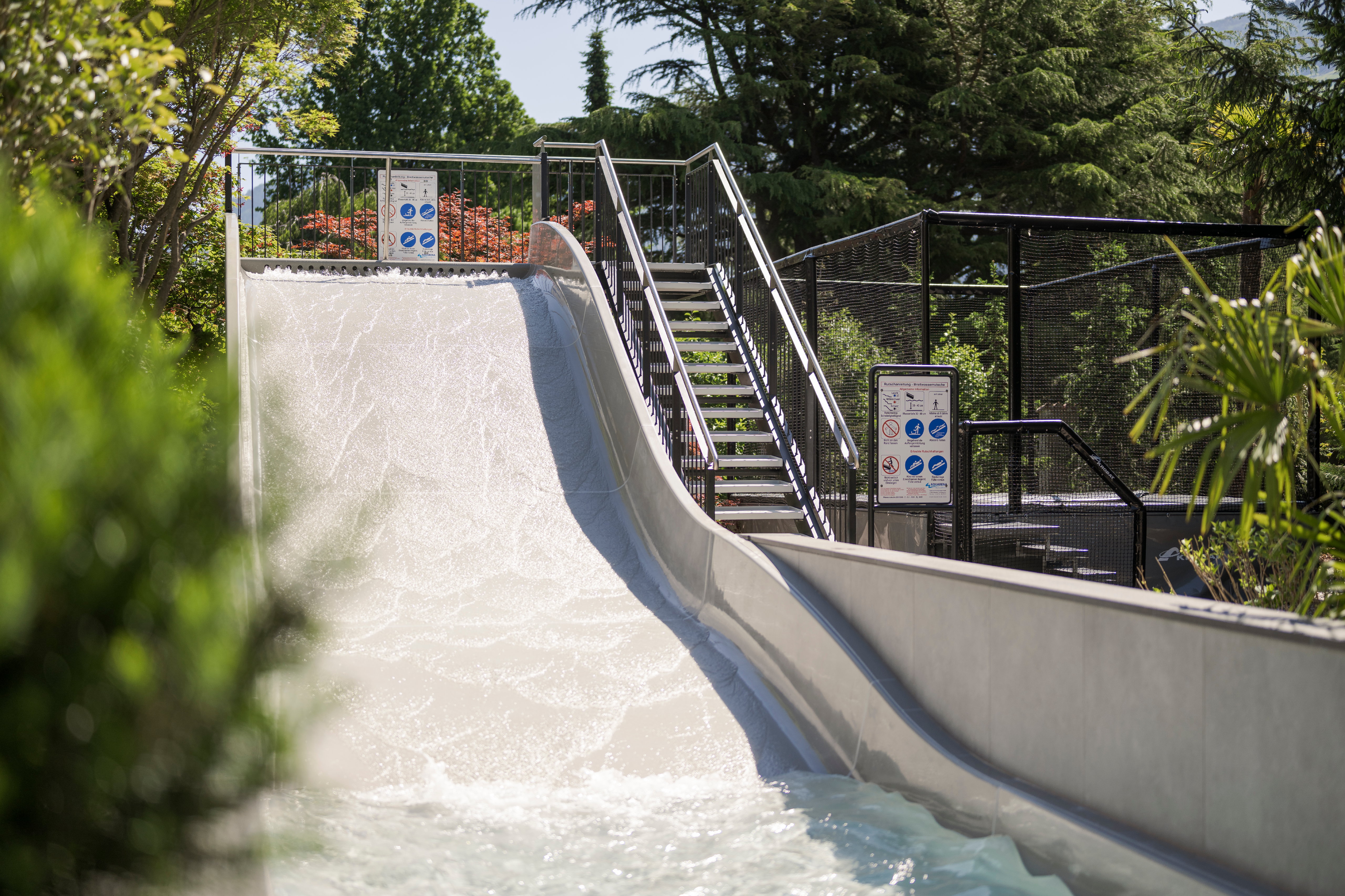Wellnesshotel: 17m Breitwasserrutsche im Garten - Feldhof DolceVita Resort