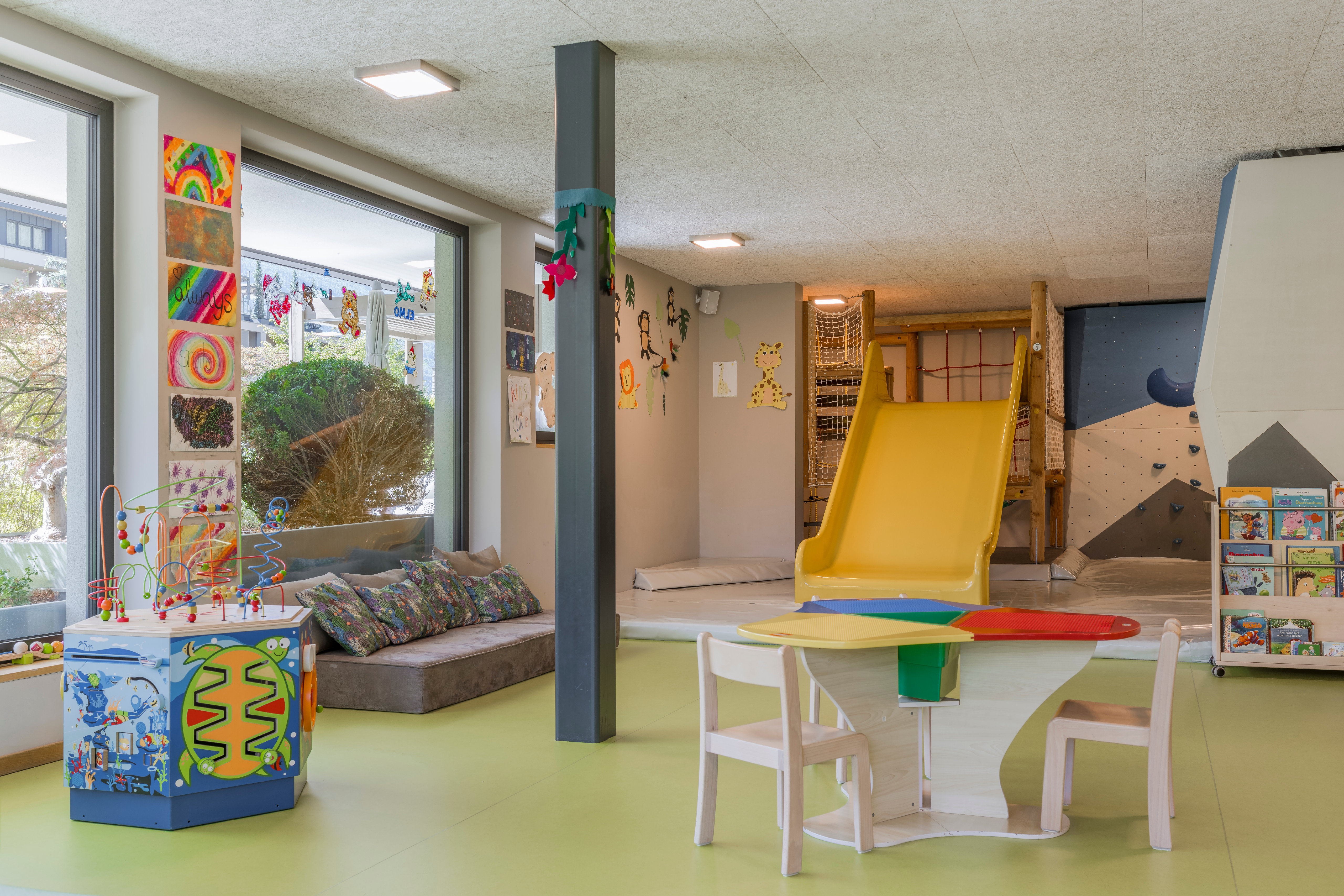 Wellnesshotel: 280m² großes, lichtdurchflutetes Erlebnis-Kinderspielzimmer - Feldhof DolceVita Resort