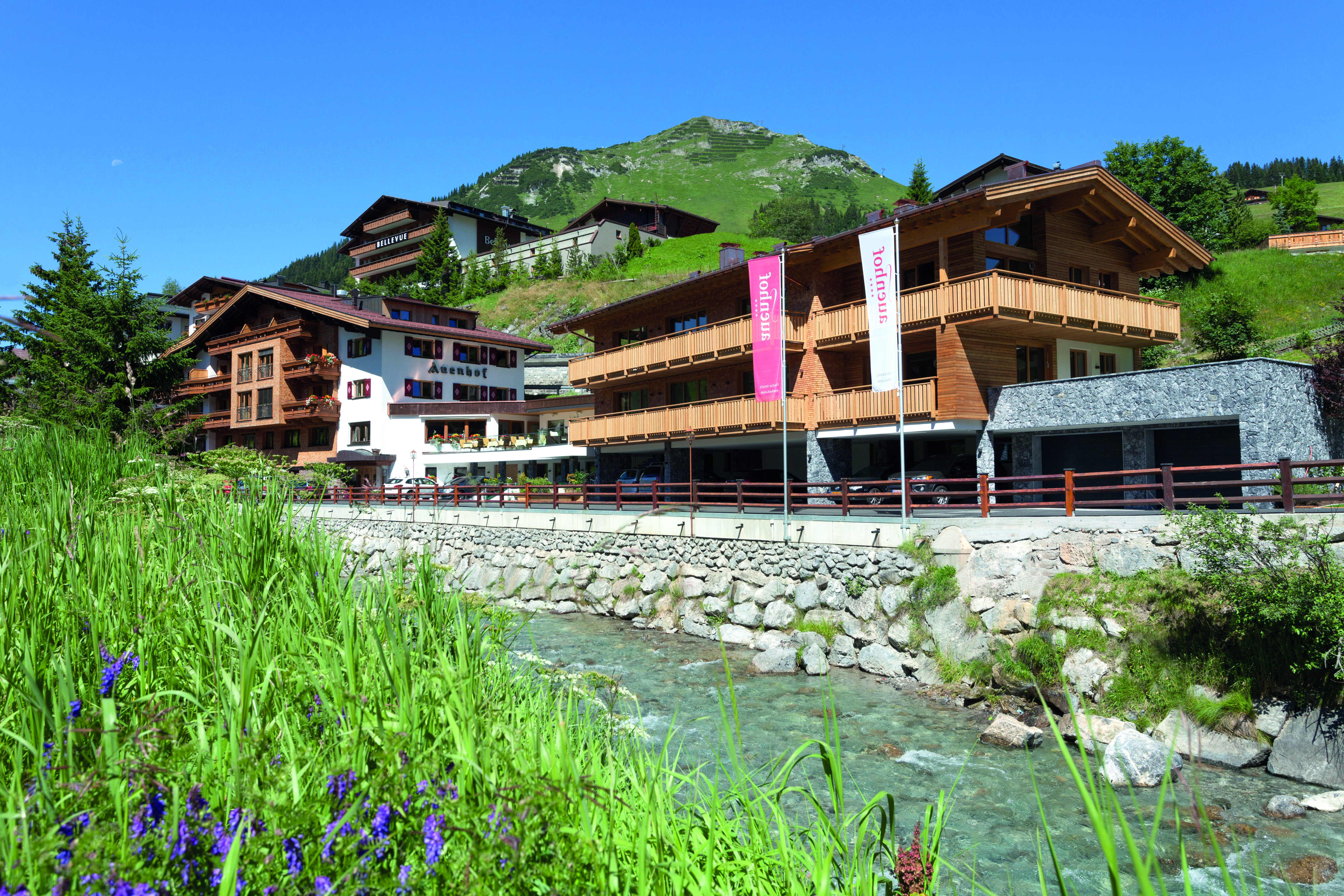 Wellnessurlaub - Warth (Warth) - Aussenansicht Hotel Auenhof in Lech im Sommer - Hotel Auenhof