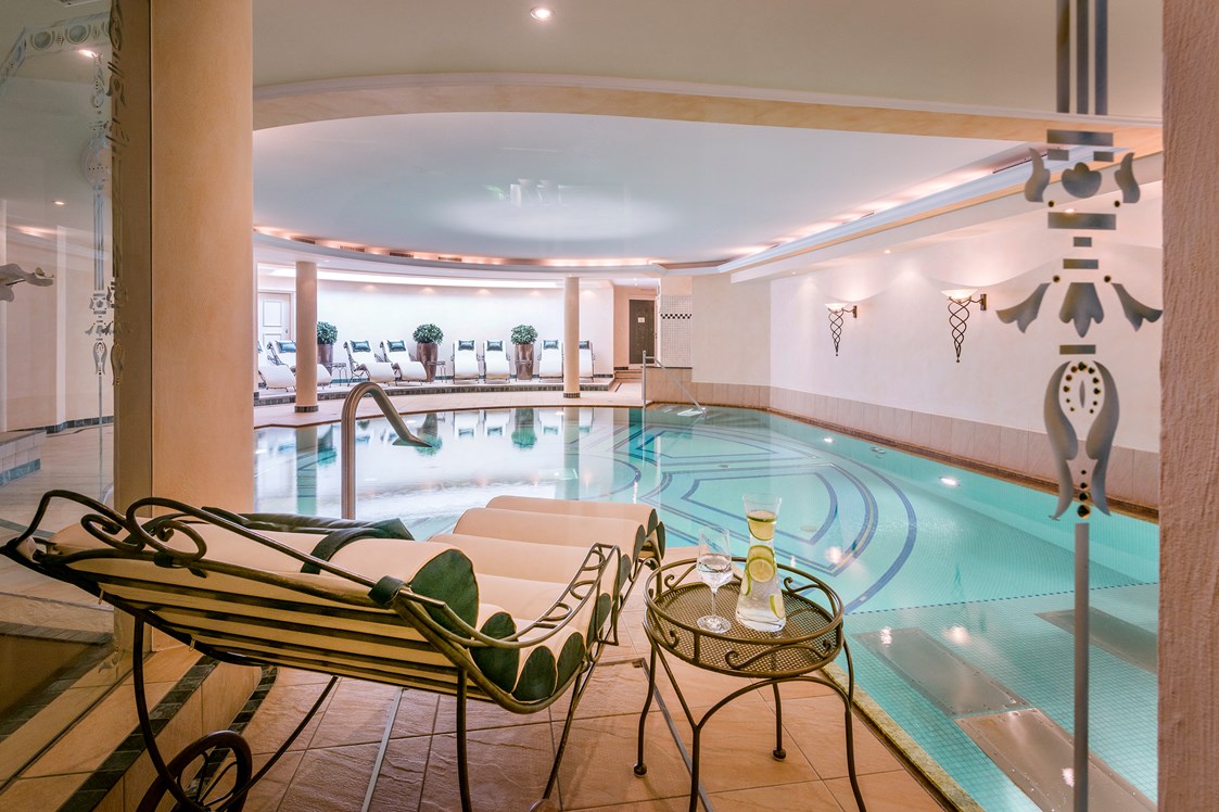 Wellnesshotel: Indoor Pool im Hotel Auenhof in Lech - Hotel Auenhof