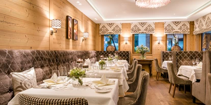 Wellnessurlaub - Babysitterservice - Stube im Restaurant im Hotel Auenhof in Lech - Hotel Auenhof