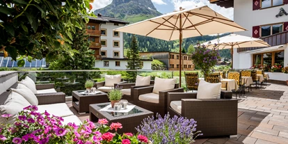 Wellnessurlaub - Babysitterservice - Sonnenterrasse im Hotel Auenhof in Lech - Hotel Auenhof