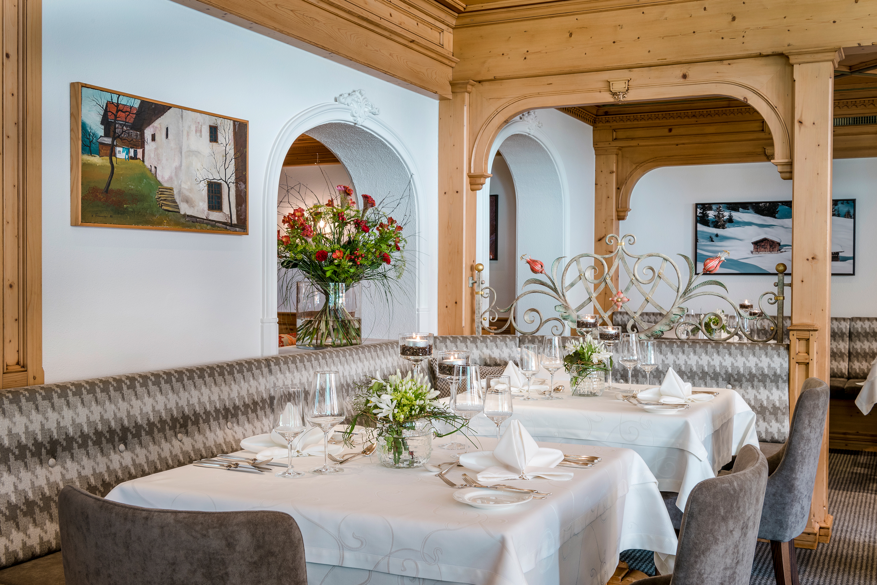 Wellnesshotel: gemütliche Stube im Restaurant im Hotel Auenhof in Lech - Hotel Auenhof