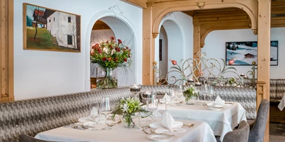 Wellnessurlaub - Babysitterservice - gemütliche Stube im Restaurant im Hotel Auenhof in Lech - Hotel Auenhof