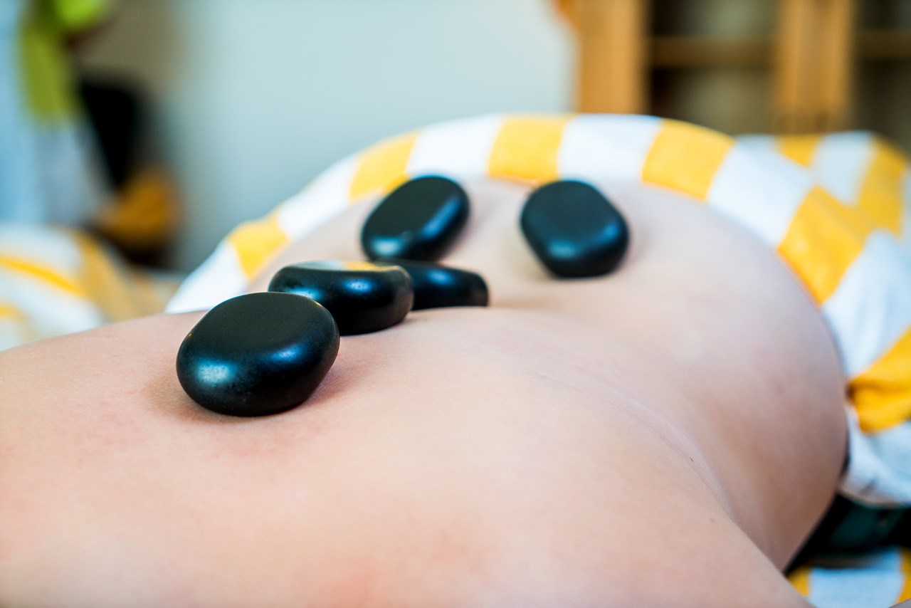 1. Bier- und Wohlfühlhotel Gut Riedelsbach Massagen im Detail Hot Stone Massage