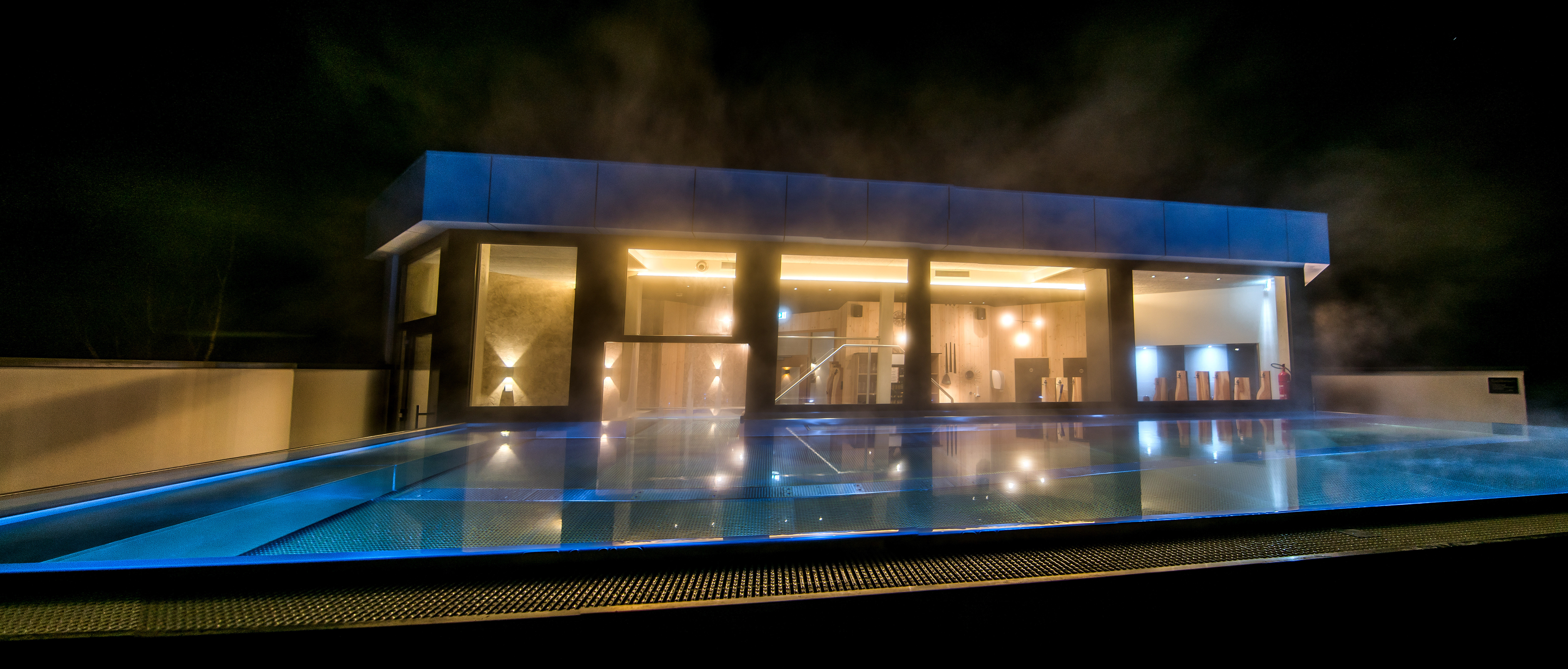1. Bier- und Wohlfühlhotel Gut Riedelsbach Saunen und Bäder im Detail FKK Dachpool (ab 14 Jahre)