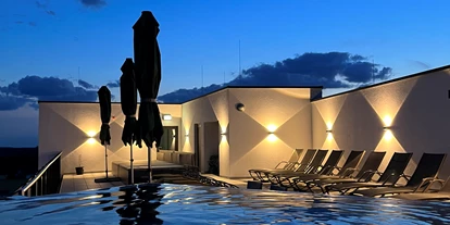 Wellnessurlaub - Day SPA - Knotzberg (Neukirchen am Walde, Natternbach) - Dachpool & Terrasse  - 1. Bier- und Wohlfühlhotel Gut Riedelsbach
