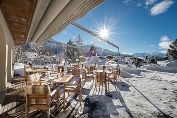 Wellnesshotel: Panorama-Terrasse im Winter - Golfhotel Les Hauts de Gstaad & SPA