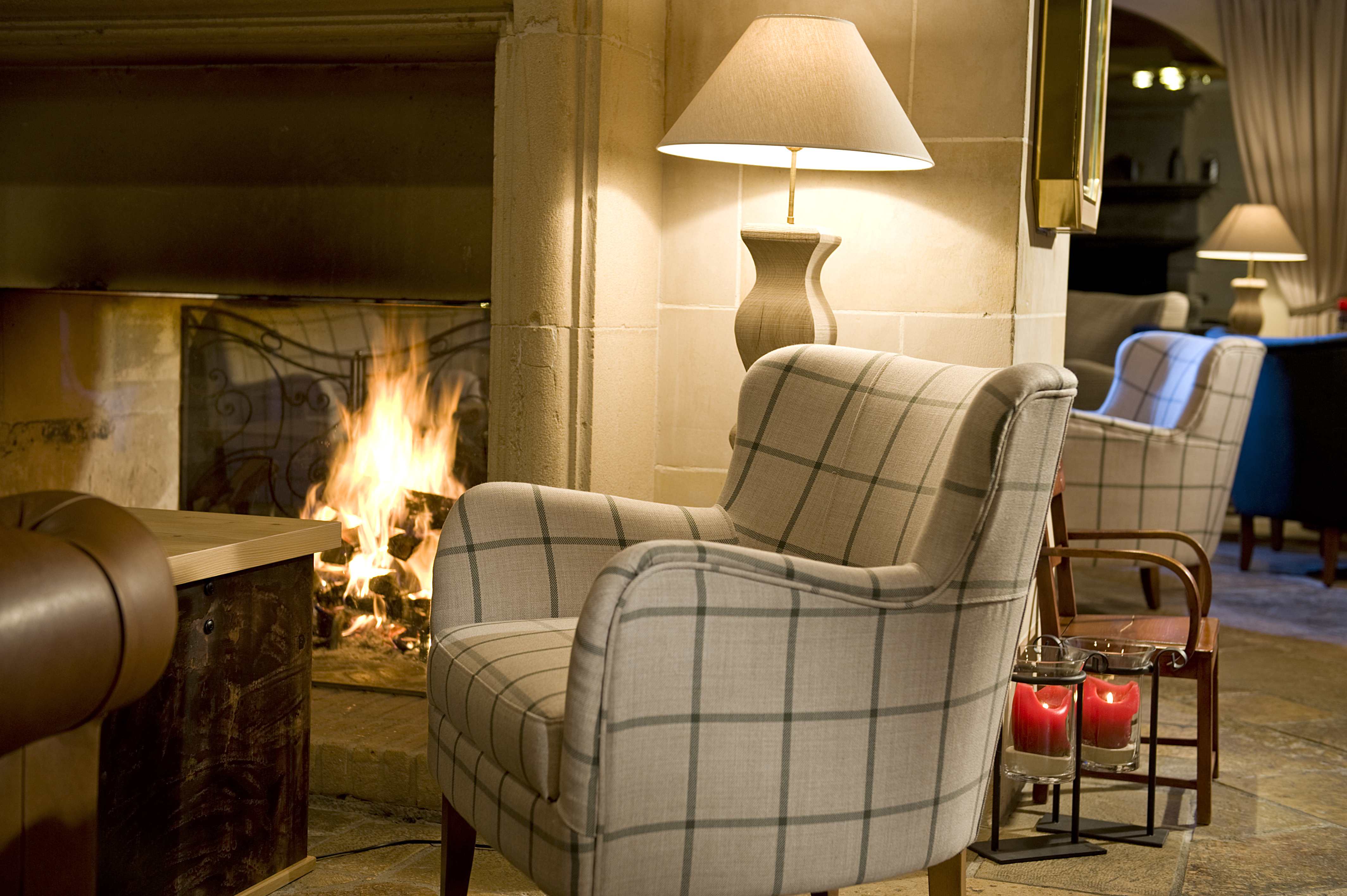 Wellnesshotel: Hotelbar mit knisterndem Cheminéefeuer - Golfhotel Les Hauts de Gstaad & SPA