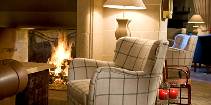 Wellnessurlaub - Preisniveau: gehoben - Boltigen - Hotelbar mit knisterndem Cheminéefeuer - Golfhotel Les Hauts de Gstaad & SPA