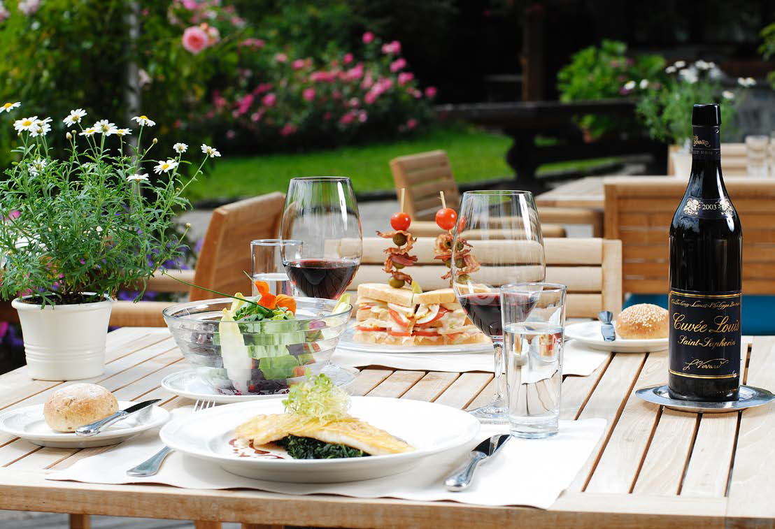 Wellnesshotel: Panorama-Terrasse - Golfhotel Les Hauts de Gstaad & SPA