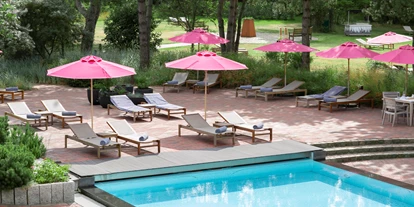Wellnessurlaub - Hotel-Schwerpunkt: Wellness & Natur - Simonsberg (Kreis Nordfriesland) - Außenpool - Aalernhüs hotel & spa