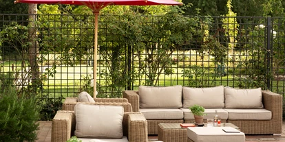 Wellnessurlaub - Hotel-Schwerpunkt: Wellness & Natur - Simonsberg (Kreis Nordfriesland) - Terrasse-Lounge - Aalernhüs hotel & spa