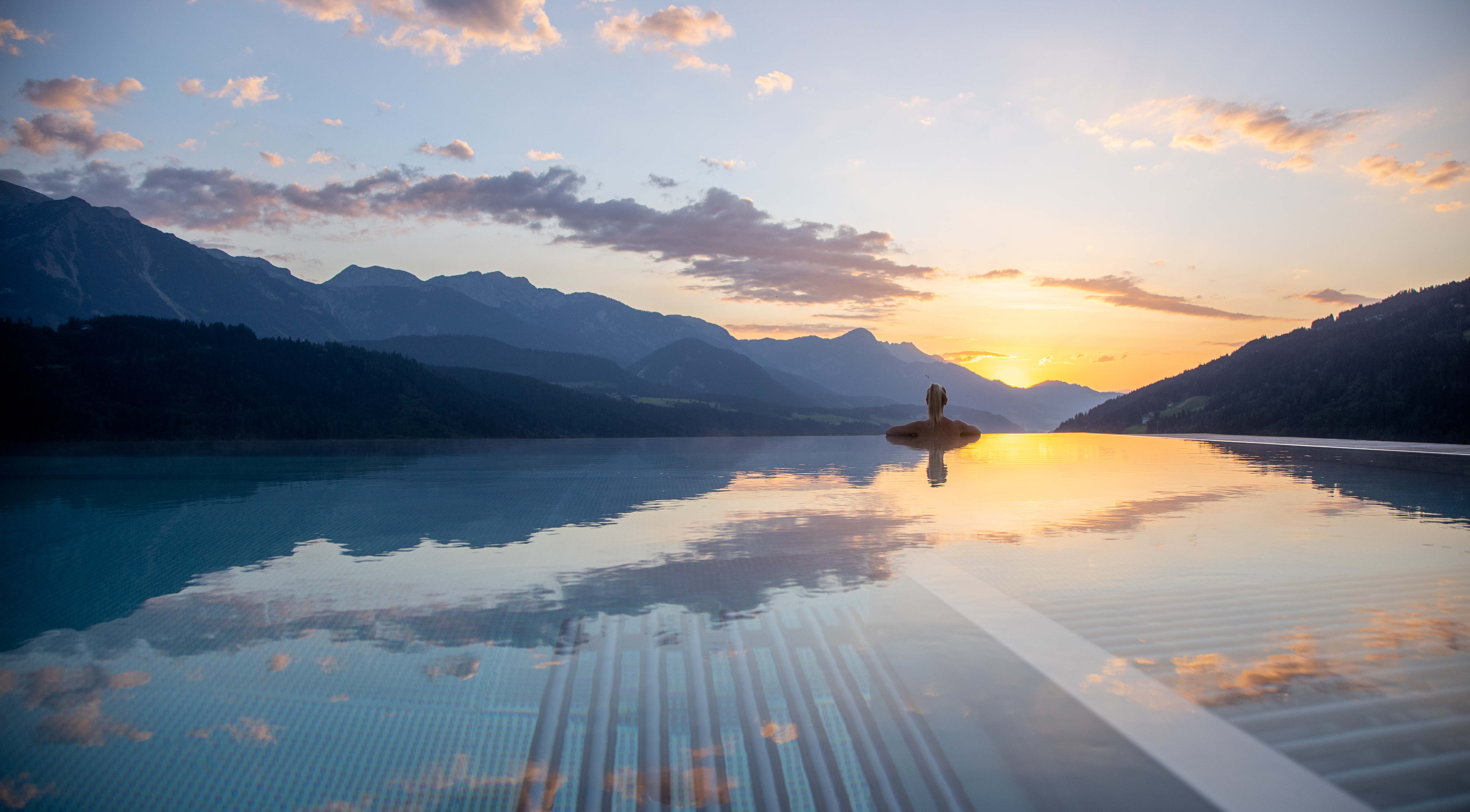 Wellnessurlaub - Steiermark - Infinity Pool bei Sonnenaufgang im Schütterhof - Hotel Schütterhof in Schladming