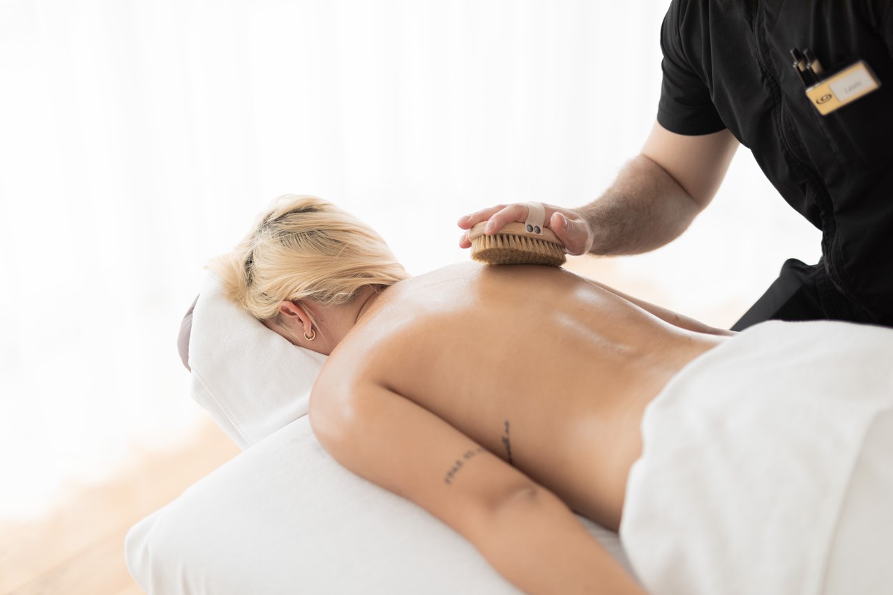 Avita Resort****Superior Behandlungen im Detail Bürstenmassage mit Traubenkernöl