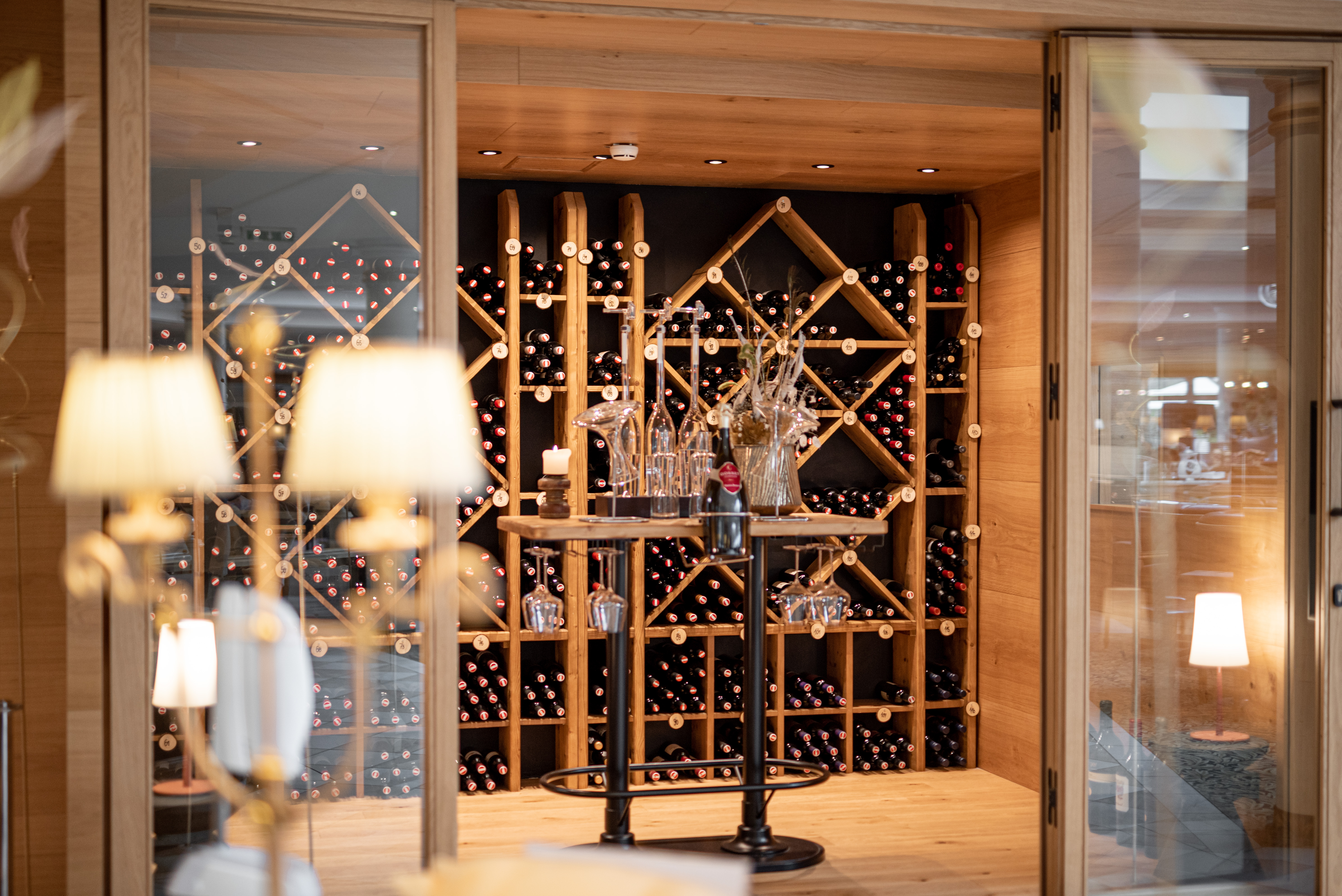 Wellnesshotel: Stilvoll genießen in der Weinlounge „Cheers“ – edle Tropfen, gemütliches Ambiente und besondere Genussmomente in entspannter Atmosphäre. - Avita Resort****Superior