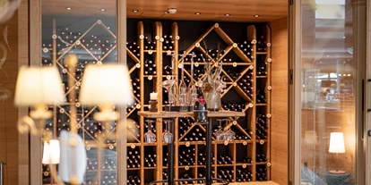 Wellnessurlaub - Restaurant - Stegersbach - Stilvoll genießen in der Weinlounge „Cheers“ – edle Tropfen, gemütliches Ambiente und besondere Genussmomente in entspannter Atmosphäre. - Avita Resort****Superior