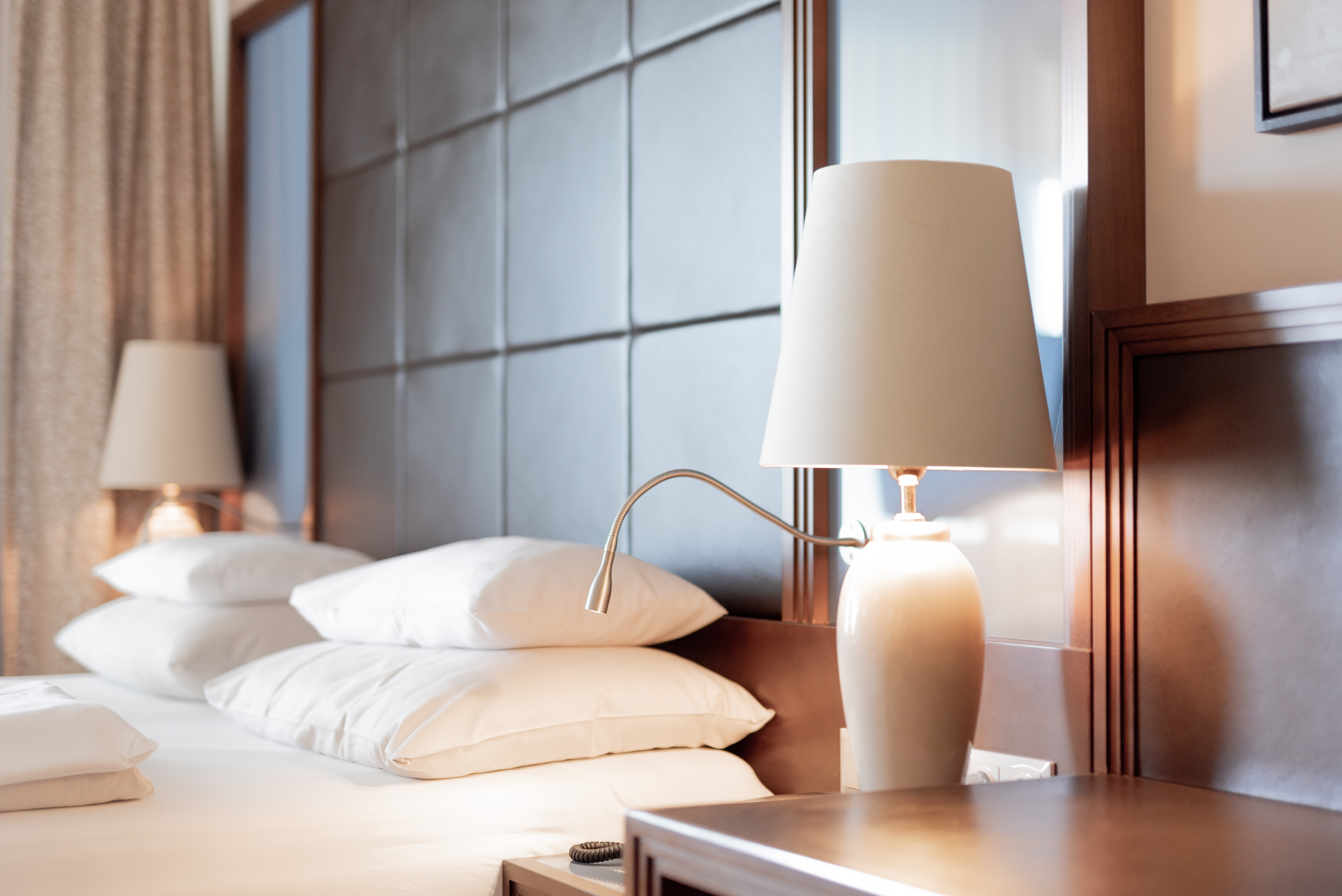 Wellnesshotel: Wellness Zimmer Deluxe – großzügiges Wohngefühl mit stilvollem Design, hochwertiger Ausstattung, Balkon oder Terrasse und direktem Zugang zur Therme. - Avita Resort****Superior