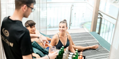 Wellnessurlaub - Restaurant - Stegersbach - Exklusiver Pool Crew Service in der Deluxe Lounge – entspannen, zurücklehnen und sich direkt an der Liege mit gekühlten Drinks & kleinen Köstlichkeiten verwöhnen lassen. - Avita Resort****Superior