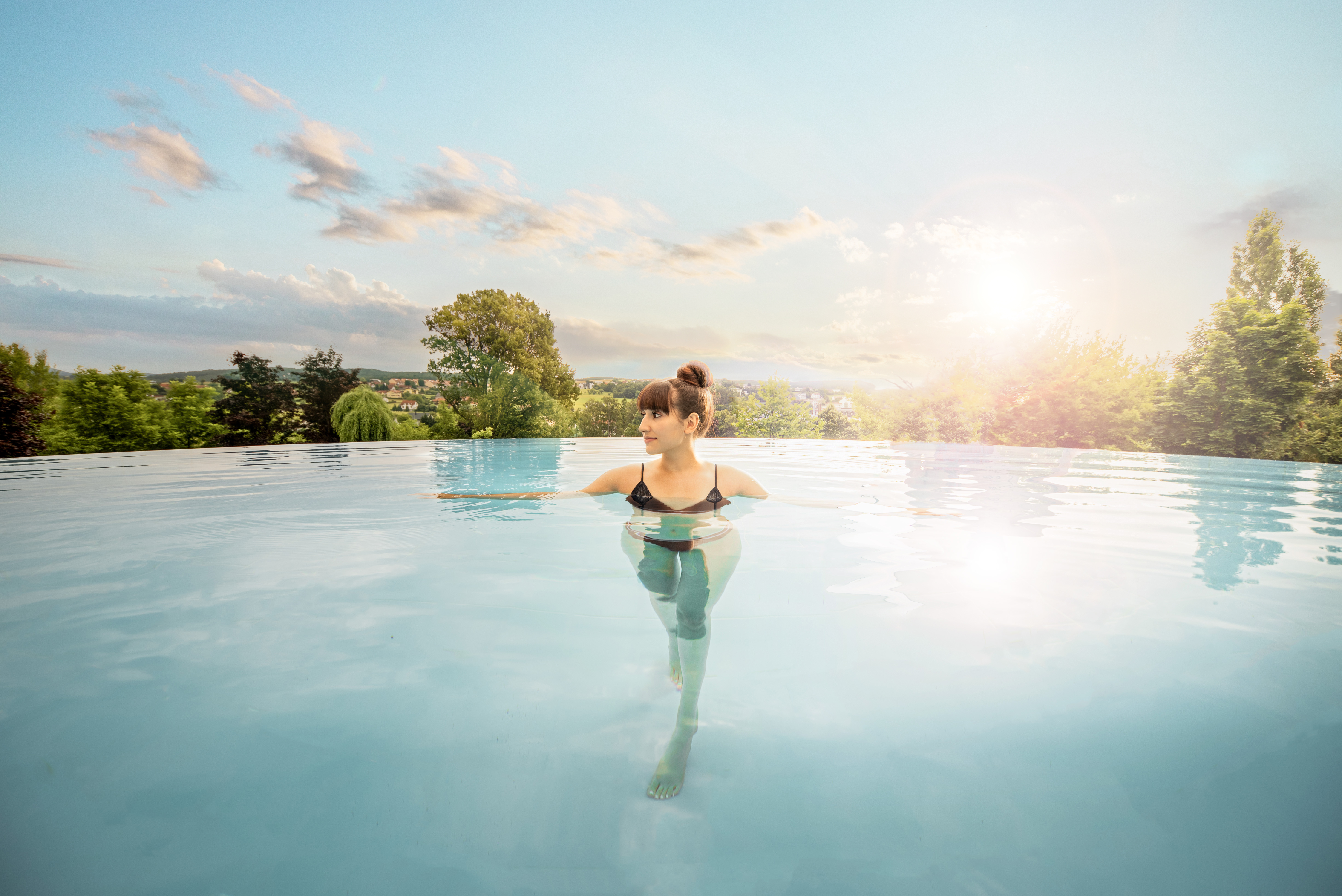 Wellnesshotel: Schweben im warmen Wasser und den Ausblick genießen – der Infinity Pool im AVITA Exklusiv ist Entspannung pur. - Avita Resort****Superior