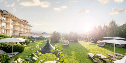Wellnessurlaub - Restaurant - Stegersbach -  Der Hotelgarten als Kraftplatz – mit Sonnenliegen, Rückzugsinseln und Blick ins Grüne. - Avita Resort****Superior