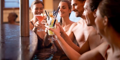 Wellnessurlaub - Restaurant - Stegersbach - Anstoßen auf den perfekten Thermenmoment – entspannte Atmosphäre, coole Drinks und beste Stimmung an der AVITA Poolbar. - Avita Resort****Superior