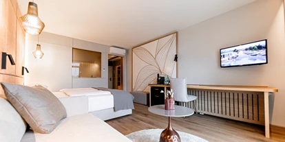 Wellnessurlaub - Restaurant - Stegersbach - Modernes Wellnesszimmer Premium mit Boxspringbett, elegantem Interieur und Zugang zu Balkon oder Terrasse – stilvoller Rückzugsort für entspannte Tage. - Avita Resort****Superior