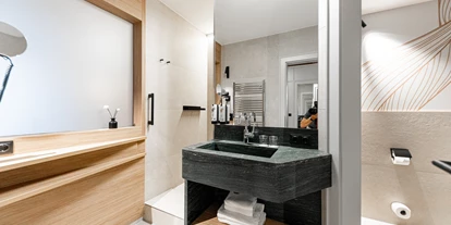 Wellnessurlaub - Restaurant - Stegersbach - Wohlfühlbad im Premiumzimmer – modernes Design trifft auf hochwertige Materialien und entspannte Atmosphäre. - Avita Resort****Superior