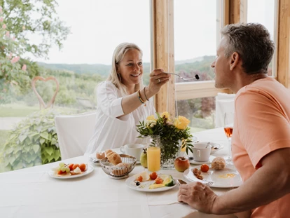 Wellnessurlaub - Restaurant - Stegersbach - Frühstück
Starten Sie Ihren Tag mit einem Frühstück, das keine Wünsche offenlässt: Frisches Obst und Gemüse, zarter Schinken, Eier, hausgemachte Marmeladen, regionaler Honig und knusprig-frisches Gebäck sorgen für einen genussvollen Morgen.
Unser Restaurant setzt auf die Schätze der Region und das Beste, was die Jahreszeiten zu bieten haben. Die Zutaten stammen vorwiegend von lokalen Produzenten, die mit Leidenschaft für Qualität und Authentizität stehen. - Das Eisenberg