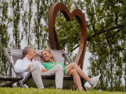 Wellnessurlaub - Restaurant - Stegersbach - Natur erleben mit allen Sinnen
Jeder Besuch im Garten ist ein Erlebnis für die Sinne. Die frische, klare Luft, das sanfte Rascheln der Bäume, das Summen der Insekten – all das trägt zu einem Gefühl der tiefen Entspannung bei. Gäste haben die Möglichkeit, essbare Blumen aus dem Naturgarten zu probieren und die Vielfalt der heimischen Pflanzenwelt mit allen Sinnen zu entdecken.
Ob alleine, zu zweit oder mit Ihrem vierbeinigen Begleiter – die weitläufigen Wege laden zu ausgedehnten Spaziergängen ein, bei denen man sich ganz auf die Natur einlassen kann. Hier kann man tief durchatmen, den Alltagsstress hinter sich lassen und die Kraft der Natur in sich aufnehmen. - Das Eisenberg