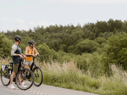 Wellnessurlaub - Restaurant - Stegersbach - Radfahren, Wandern und mehr
Das Südburgenland ist ein wahres Paradies für Radfahrer und Mountainbiker. Genießen Sie gemütliche Touren durch die Weinberge, herausfordernde Downhill-Strecken oder entspannte Genussfahrten. Im Hotel können Sie Mountainbikes ausleihen oder E-Bikes mieten, auch einen Hundeanhänger gibt es.
Für Wanderfreunde bietet die Region unzählige Möglichkeiten. Die unberührte Natur lädt zu ausgiebigen Wanderungen und Nordic-Walking-Touren ein. Ob der "Weinweg der Sinne", der "Kraftwanderweg" oder die “Thermenrundwanderung” – jeder Weg ist ein Erlebnis. Wanderstöcke und Tipps erhalten Sie an der Rezeption. - Das Eisenberg