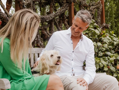 Wellnessurlaub - Restaurant - Stegersbach - Urlaub mit Hund! 
Für Hundebesitzer kann es eine Herausforderung sein, einen entspannten Urlaub zu planen, bei dem auch der vierbeinige Begleiter willkommen ist. Im Hotel das Eisenberg genießen sowohl Mensch als auch Hund einen Aufenthalt voller Annehmlichkeiten und Wohlbefinden.
Unsere 20 Hektar große Gartenlandschaft und die direkt ab Hotel verlaufenden Wanderrouten bieten reichlich Platz für Bewegung und Erholung. Ob auf einer ausgedehnten Wanderung oder einem entspannten Spaziergang durch die Natur – hier fühlen sich Hund und Mensch gleichermaßen wohl. - Das Eisenberg