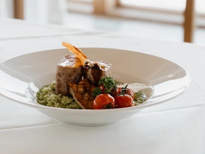 Wellnessurlaub - Restaurant - Stegersbach - Im Restaurant zum Weitblick beginnt Ihr Tag mit einem herrlichen Frühstück, das keine Wünsche offen lässt. Frische, regionale Zutaten werden liebevoll arrangiert und bilden einen idealen Auftakt für einen genussvollen Tag. Duftender Kaffee, eine vielfältige Auswahl an frischem Brot und Gebäck, köstliche hausgemachte Marmeladen sowie eine feine Auswahl an herzhaften und süßen Spezialitäten erwarten Sie am Morgen und laden dazu ein, in entspannter Atmosphäre den Tag zu begrüßen. - Das Eisenberg