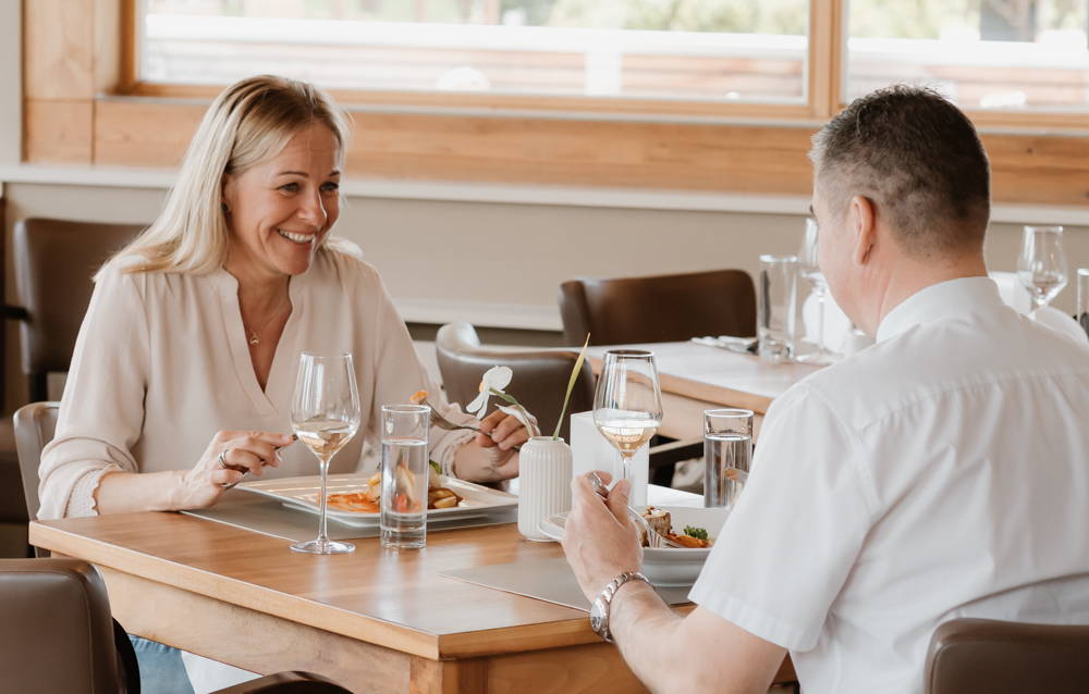 Wellnesshotel: Genuss & Zweisamkeit 
Unser Restaurant ist selbstverständlich auch für externe Gäste geöffnet. Gerne können Sie á la carte aus unserer stets wechselnden Speisekarte wählen, die regelmäßig neue saisonale und regionale Spezialitäten bereithält. - Das Eisenberg - Kulinarik | Restaurant