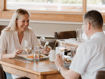 Wellnessurlaub - Restaurant - Stegersbach - Genuss & Zweisamkeit 
Unser Restaurant ist selbstverständlich auch für externe Gäste geöffnet. Gerne können Sie á la carte aus unserer stets wechselnden Speisekarte wählen, die regelmäßig neue saisonale und regionale Spezialitäten bereithält. - Das Eisenberg
