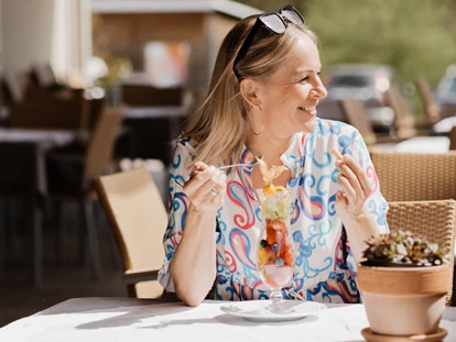 Wellnessurlaub - Restaurant - Stegersbach - Genuss mit Vielfalt
Unsere Menüs verbinden regionale Zutaten mit kreativer Vielfalt und werden durch saisonal wechselnde Themenschwerpunkte bereichert. Gegen Voranmeldung sind unsere Menüs auch vegetarisch oder vegan erhältlich. Über eine vorab Information auch in Bezug auf Lebensmittelunverträglichkeiten sind wir Ihnen dankbar. 
Ob Sie die Halbpension genießen oder aus unserer á la Carte Karte wählen – bei uns finden Sie stets das Passende für Ihren Geschmack.  - Das Eisenberg
