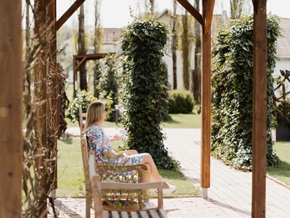 Wellnessurlaub - Restaurant - Stegersbach - Natur – Gartenareal
Ein Kraftplatz für die Seele
Auf stolzen 20 Hektar Gartenareal erwartet Sie ein wahres Paradies der Ruhe und Inspiration – ein echter Kraftplatz mitten in der unverfälschten Natur. Hier, wo sanfte Hügel das Landschaftsbild prägen und die Weite der Natur zu spüren ist, öffnet sich eine Oase der Erholung, die ihresgleichen sucht. Das Hotel das Eisenberg ist nicht nur für seinen erstklassigen Service und seine Gastfreundschaft bekannt, sondern auch für seine außergewöhnlich großzügige Gartenlandschaft. Kaum ein anderes Hotel bietet eine solch weitläufige Grünfläche, die zum Verweilen, Entspannen und Genießen einlädt. Inmitten der Natur finden Sie hier eine perfekte Symbiose aus Gestaltung und Ursprünglichkeit, aus erholsamen Rückzugsorten und inspirierenden Plätzen, die Körper und Geist beflügeln. - Das Eisenberg