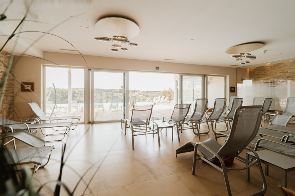 Wellnesshotel: Natur erleben – Entspannung spüren

Im NaturSPA erfahren Sie, wie wohltuend es sein kann, die Kräfte der Natur bewusst wahrzunehmen und für Ihre Erholung zu nutzen. Hier ist jeder Augenblick darauf ausgerichtet, Ihnen nachhaltige Entspannung und inneren Frieden zu schenken. Lassen Sie sich von der authentischen Schönheit und Natürlichkeit unseres Wellnessbereiches verzaubern und nehmen Sie unvergessliche Erinnerungen mit nach Hause. - Das Eisenberg - Sauna | Spa