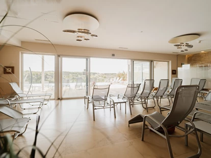 Wellnessurlaub - Restaurant - Stegersbach - Natur erleben – Entspannung spüren
Im NaturSPA erfahren Sie, wie wohltuend es sein kann, die Kräfte der Natur bewusst wahrzunehmen und für Ihre Erholung zu nutzen. Hier ist jeder Augenblick darauf ausgerichtet, Ihnen nachhaltige Entspannung und inneren Frieden zu schenken. Lassen Sie sich von der authentischen Schönheit und Natürlichkeit unseres Wellnessbereiches verzaubern und nehmen Sie unvergessliche Erinnerungen mit nach Hause. - Das Eisenberg